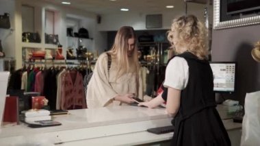 Rusya Togliatti - Aralık 2017: kadın öder alışverişlerde smartphone kullanarak