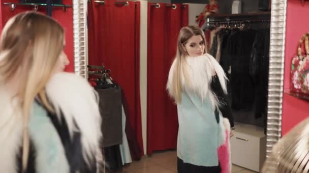 Fashionabla kvinna klädd i trendiga kläder spinning framför spegeln — Stockvideo