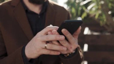 yakın çekim yukarı bir metin sms bir cep telefonu üzerinde baskılar eller mans
