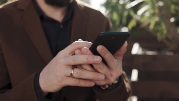 Στενή μέχρι πλάνο ενός επανδρώνει τα χέρια που τυπώνει κειμένου sms σε κινητό τηλέφωνο — Αρχείο Βίντεο
