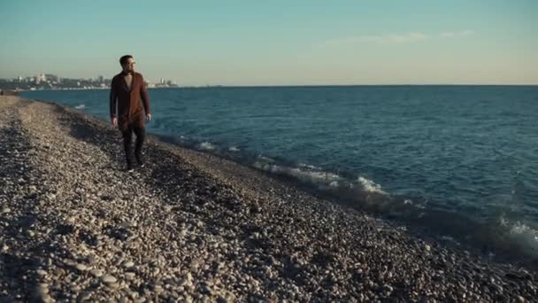 Чоловік ходить один на морі — стокове відео