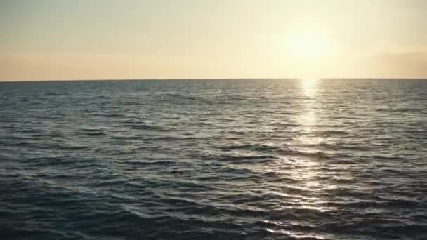 Hermoso paisaje marino tranquilo en la puesta del sol, camino solar está en la superficie — Vídeos de Stock