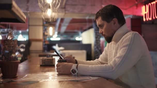 Hombre adulto esperando en un café — Vídeo de stock