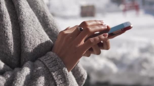 Крупным планом женские руки, леди печатает текстовые сообщения на новом смартфоне — стоковое видео