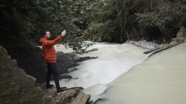 Mutlu turist doğa yakalama