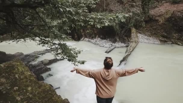 Gelukkige vrouw die bekeken, de rivier — Stockvideo