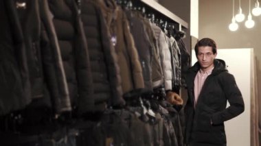 Çalışan bir cekette şık adam