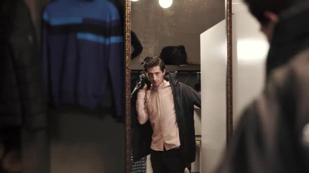 Mann posiert in neuer Jacke — Stockvideo