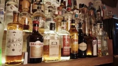 Rosa Khutor, Rusya Federasyonu - Şubat, 2018:bottles alkollü içki çeşitleri ile çubuk