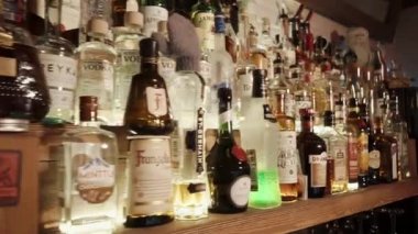 Rosa Khutor, Rusya Federasyonu - Şubat, 2018: ruh içecekler Restoran açmadan önce bir barda duruyor