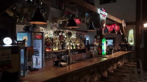Ryssland Rosa Khutor februari 2018: utsikt över baren bakom som är alkohol — Stockvideo
