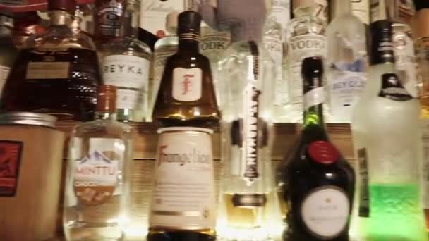 Ryssland Rosa Khutor - februari 2018: skott av mängd alkohol som finns i baren — Stockvideo