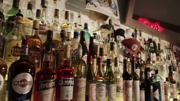 Rusko Rosa Khutor - únor, 2018: zblízka střílel z lahví s značkové alkohol — Stock video