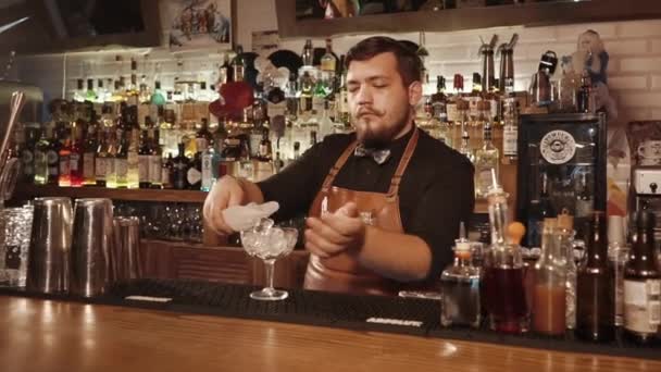 Rússia Rosa Khutor - fevereiro de 2018: o bartender adiciona anos ao copo de vidro — Vídeo de Stock