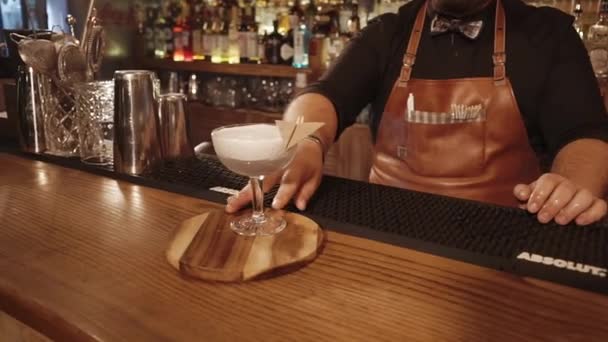 Rosa Khutor, RUSIA - FEB, 2018: barman presenta un cóctel para el visitante — Vídeos de Stock