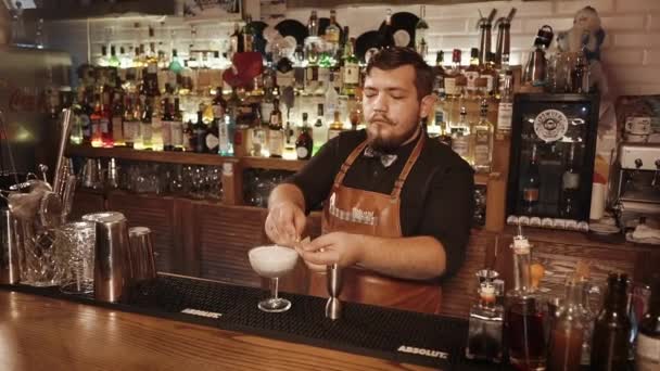 Rosa Khutor, RUSIA - FEB, 2018: barmanul decoră sticlă de cristal cu băutură mixtă albă — Videoclip de stoc
