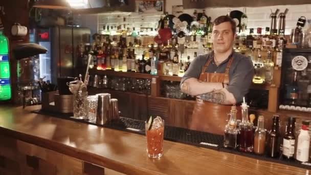Rússia Rosa Khutor - Fevereiro, 2018: bartender demonstra um coquetel em um copo — Vídeo de Stock