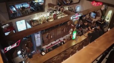 Rosa Khutor, Rusya Federasyonu - Şubat, 2018: bir Restoran, bir küçük rahat barda iki istemcileri görüntülemek üst kat