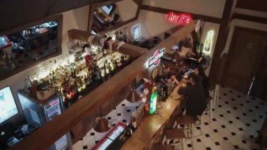 Rusya Rosa Khutor - Şubat, 2018: barmen sohbet aracılığıyla ziyaretçi sayacı bar ile
