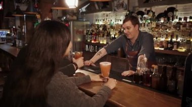 Rusya Rosa Khutor - Şubat, 2018: bar ziyaretçilere barmen için konuşuyor