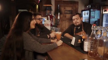 Rosa Khutor, Rusya Federasyonu - Şubat, 2018: Genç çift ziyaretçi barmenle konuşuyor
