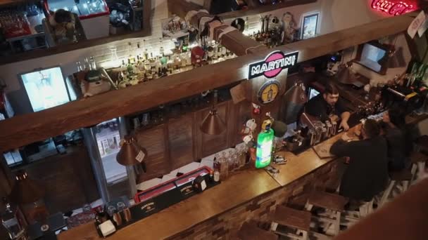 Russland rosa khutor - februar 2018: der barkeeper spricht über seinen cocktail — Stockvideo