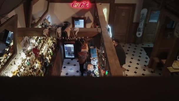 Rosa choetor, Rusland - Feb, 2018: panorama van hall in nachtbar met twee bezoekers en barman — Stockvideo