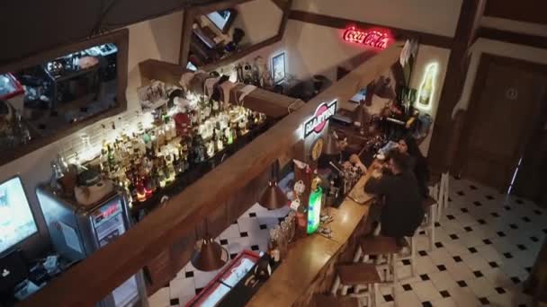 Rusia Rosa Khutor - febrero, 2018: charla de barman con los visitantes a través del mostrador de bar — Vídeo de stock