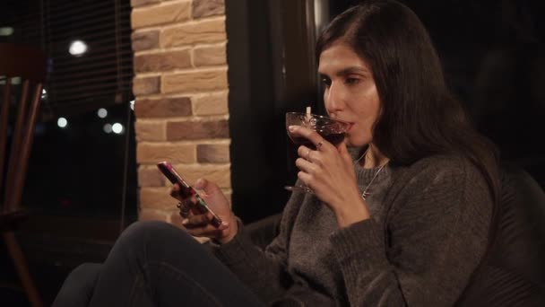 Charming woman resting in a cafe — Stock Video