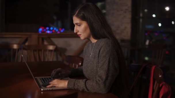 Attrayant femme adulte travaillant sur un ordinateur portable — Video
