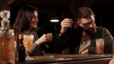 Bir kaç arkadaş, içme bar