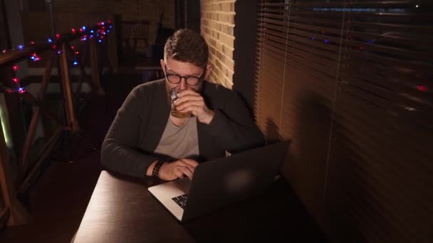 Hombre feliz disfrutando de la noche — Vídeos de Stock