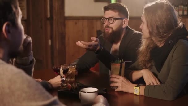 Viejos amigos se reunieron en un café en la noche — Vídeo de stock