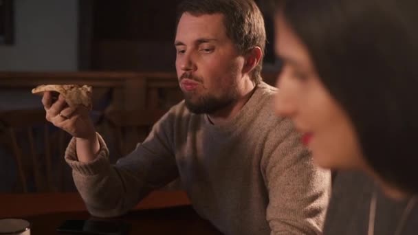 Hombre comiendo pizza en un café — Vídeos de Stock