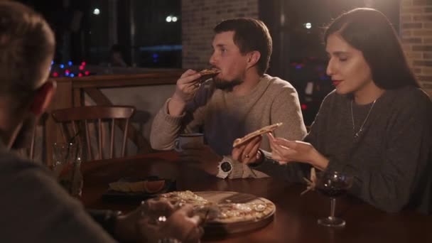 Счастливые друзья проводят ночь в кафе — стоковое видео