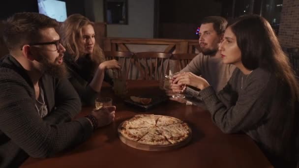 4 남자와 여자 친구는 저녁에 마시는 스포츠 바에서 휴식 — 비디오