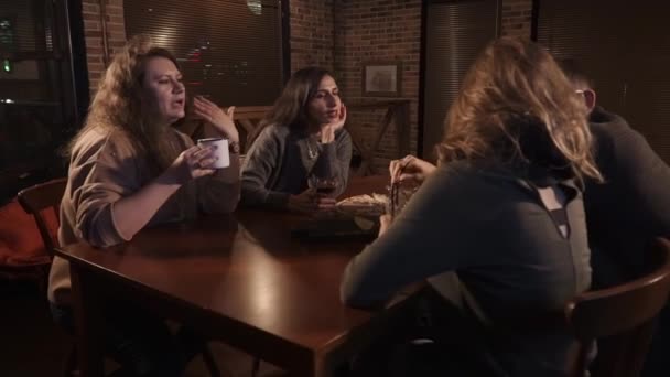 Velhos amigos reunidos em um bar juntos — Vídeo de Stock