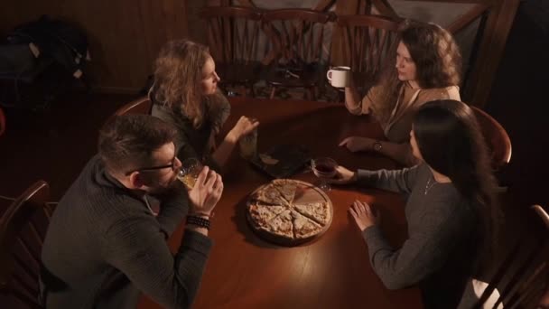 Ontspannen bezoekers van pizzeria aan het chatten bent zittend aan tafel, bovenaanzicht — Stockvideo