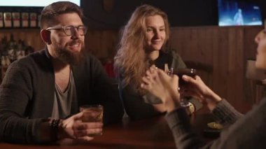 bar ve alkol içme konuşan genç dostlarım