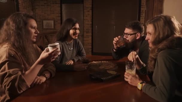 Група з трьох жінок і один чоловік розмовляють в кафе під час обіду — стокове відео