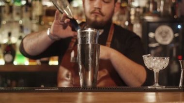 Barmen bir restoran çalışan