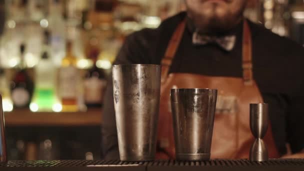 Крупным планом барной стойки, где есть металлические чашки для смешивания коктейлей — стоковое видео