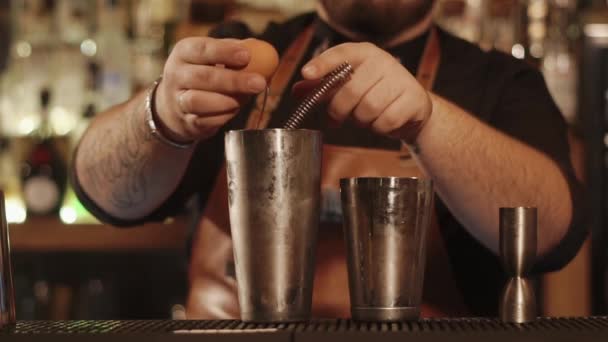 Barman está rompiendo el huevo y separando una clara de la yema, de cerca — Vídeo de stock