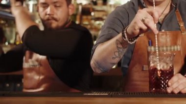 Barmen kokteyller bir kafede yapma