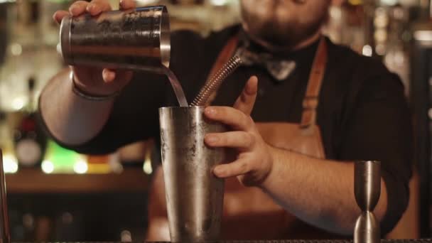 Barman mistura bebidas no trabalho — Vídeo de Stock