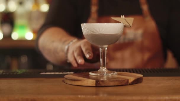 Barman serveert een cocktail in bar — Stockvideo