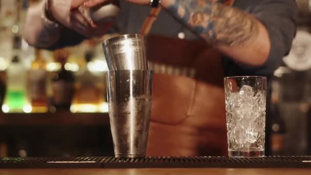 Adult bartender med tatueringar på händerna förbereder cocktails, närbild — Stockvideo