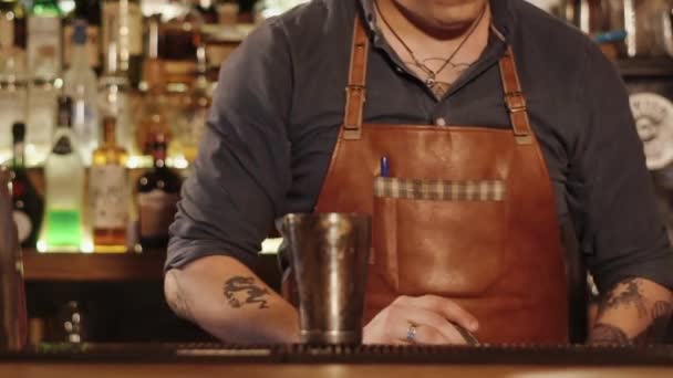 Ervaren barman maakt een zoete cocktail — Stockvideo