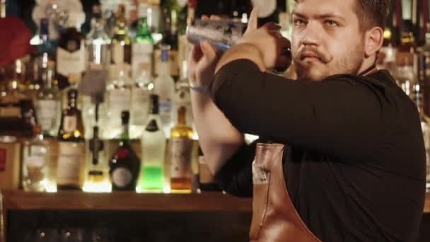 Barman sérieux avec moustache drôle secoue bols en métal avec cocktail — Video