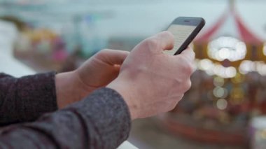 yakın çekim kadar eller, o hava tahmini Smartphone tarama mans